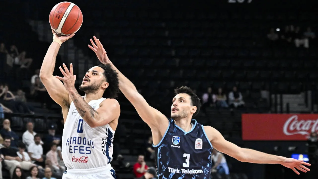 Anadolu Efes çeyrek final serisinde öne geçti!