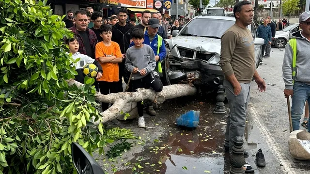 Antalya'da feci kaza: Kaldırımda temizlik yapan işçi ile 3 kişi yaralandı