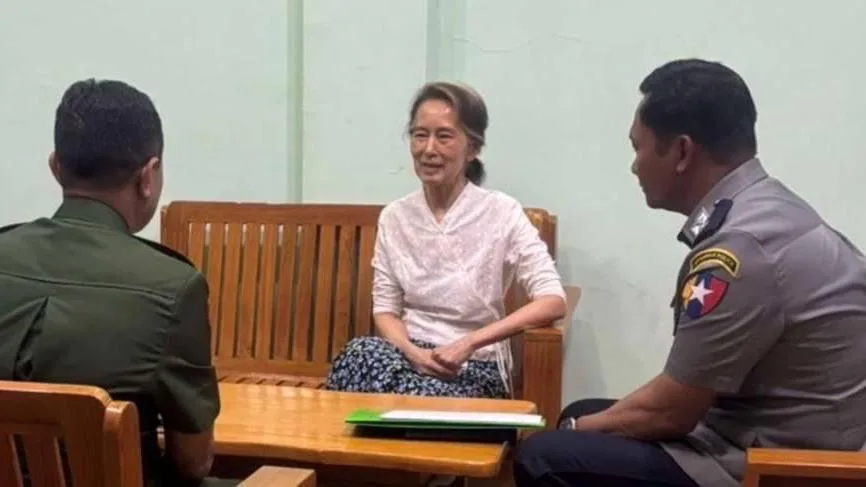 Nobel ödüllü lider Suu Kyi’nin izi kayıp: Ev hapsi mi, yeni bir tecrit mi?