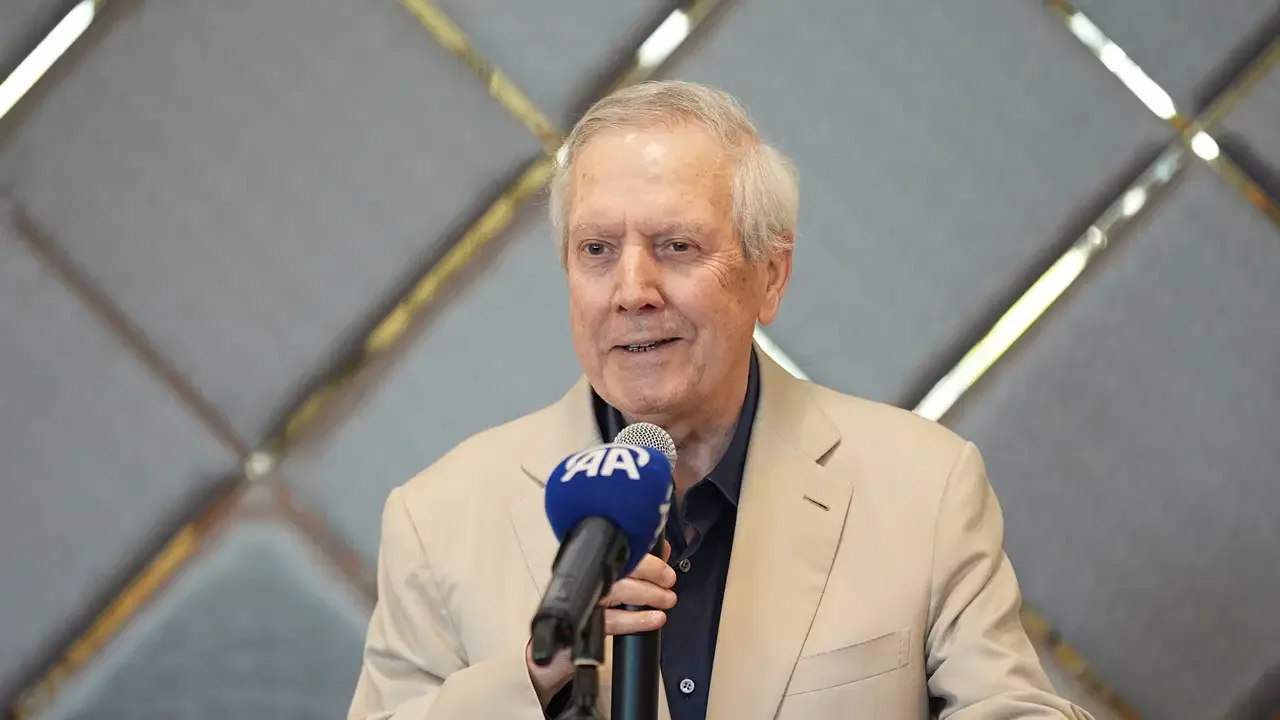Aziz Yıldırım'dan Fenerbahçe taraftarına transfer müjdesi: '2 tane santrfor alacağız, belki üçüncüsünü de...'