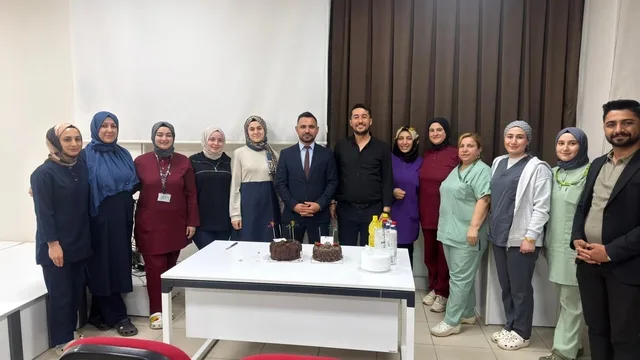 Batman Kozluk'ta Ebeler Günü coşkusu: Pasta kesildi, ikramlar yapıldı