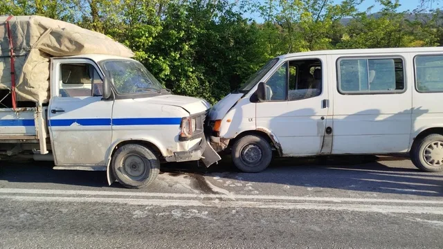 Bilecik'te kamyonet ile minibüs çarpıştı: 1 yaralı
