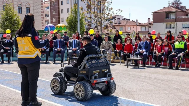 Bilecik'te Trafik ve İlkyardım Haftası coşkusu: Çocuklara trafik bilinci aşılandı