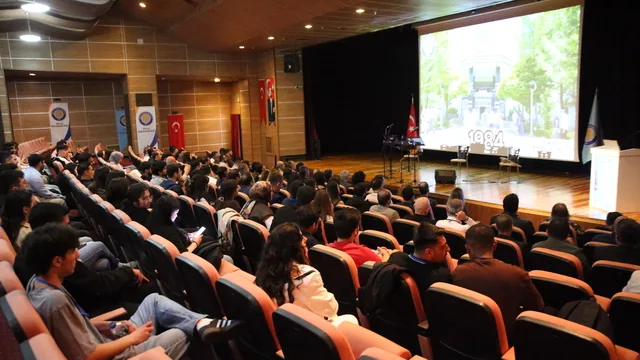 Diyarbakır'da Dicle Üniversitesi mezunlarından öğrencilere kariyer yolculuğu rehberliği