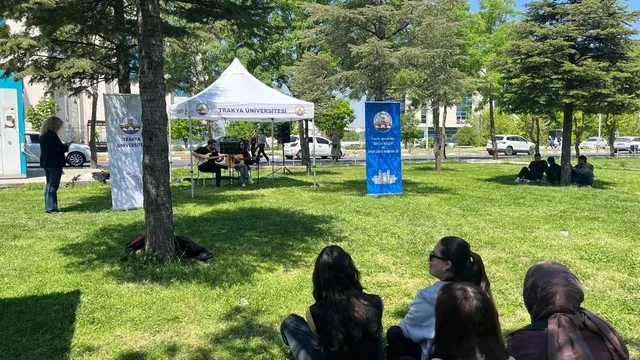 Edirne'de Trakya Üniversitesi'nde mini konserler devam ediyor