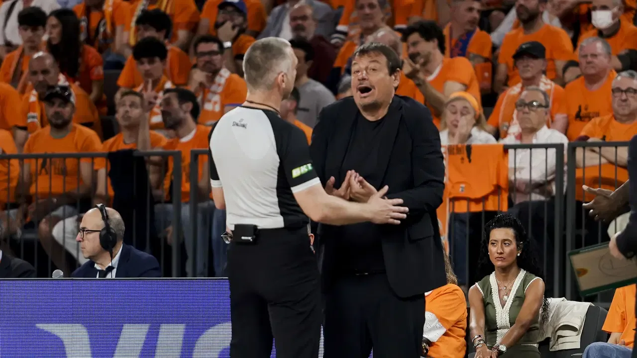 Valencia mağlubiyetinin ardından... Soruya kızan Ergin Ataman, basın toplantısını terk etti