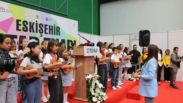 Eskişehir'de 5. Kitap Fuarı Açıldı: Yazarlar Okurlarla Buluşuyor