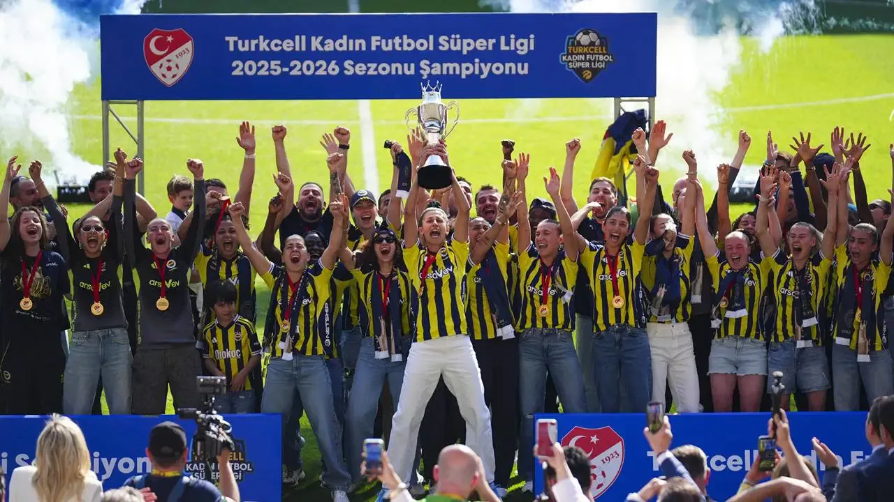 Fenerbahçe ArsaVev şampiyonluk kupasını aldı