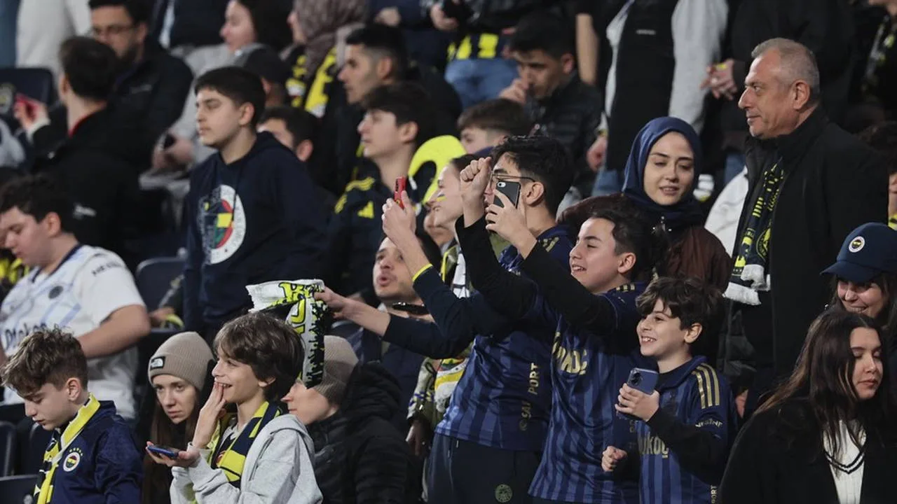 Fenerbahçe'den kadın ve çocuklara ücretsiz bilet