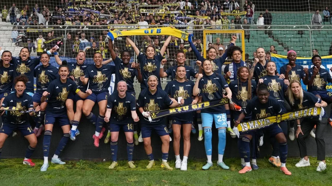 Fenerbahçe ArsaVev, Süper Lig kupasını Kadıköy'de kaldıracak