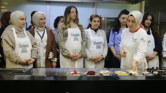 Gaziantep'te anne adayları ve ebeler mutfakta pirpirim aşı yaptı