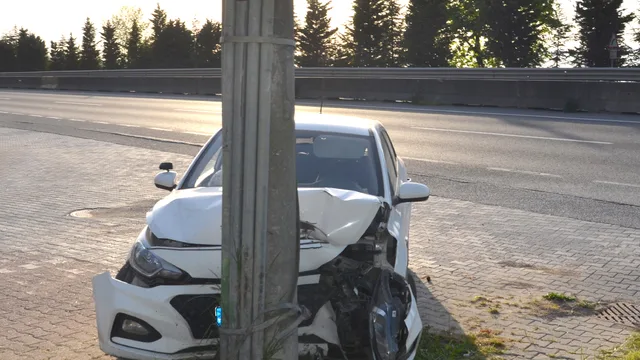 Kocaeli Karamürsel'de Beton Direğe Çarpan Otomobilde 3 Yaralı