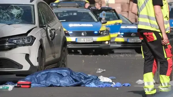 Almanya'da araç kalabalığın arasına daldı: 2 ölü, çok sayıda yaralı