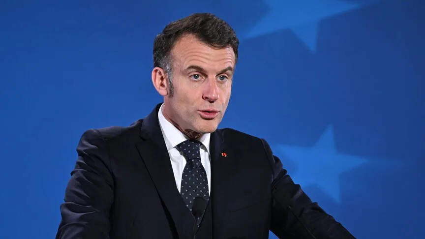 Zirvede tansiyon yükseldi: Macron sahneye yürüdü, salonu uyardı