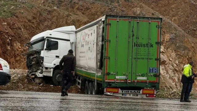 Malatya-Adıyaman yolunda tır devrildi: Sürücü yaralandı