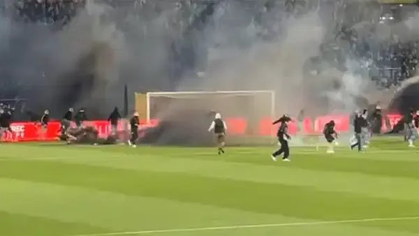 Tribünler sahaya indi: Trabzonspor'un eski hocası taraftarla kavga etti