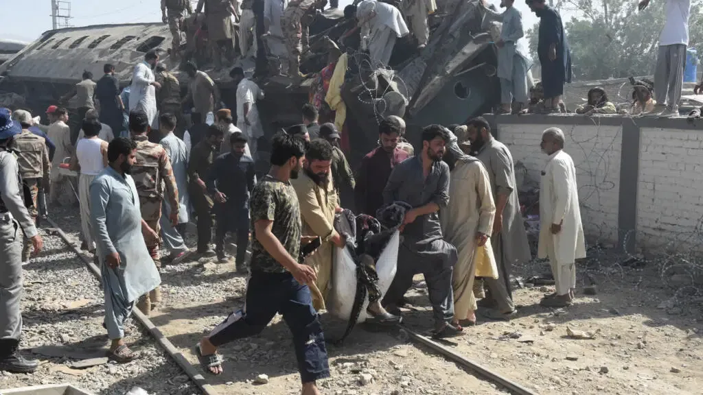 Pakistan’da askeri personeli taşıyan trene saldırı: En az 23 ölü, 70 yaralı