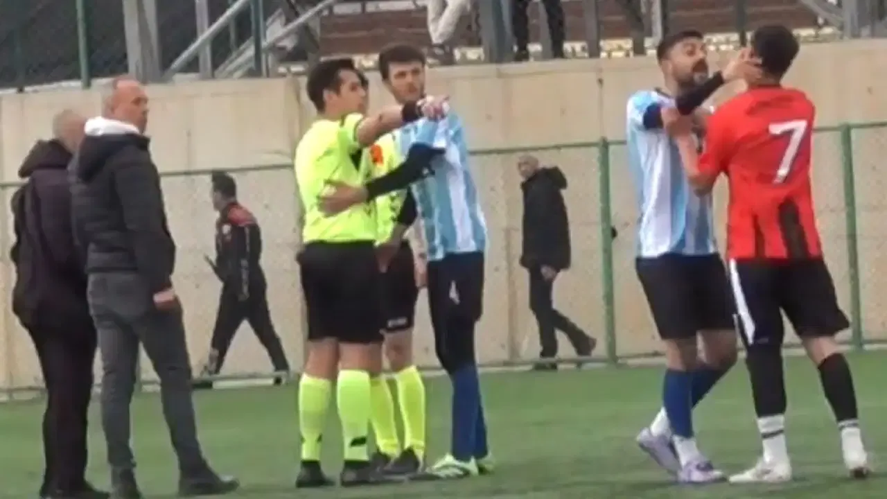 Futbol sahasında çirkin görüntüler: Hakemin yüzünü yumruklayan futbolcu gözaltına alındı!