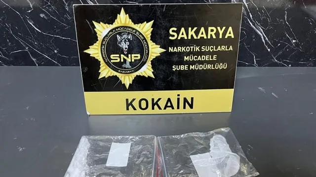 Sakarya'da uyuşturucu satıcısı tutuklandı: 8.95 gram kokain ele geçirildi