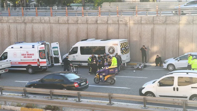 Şanlıurfa'da öğrenci servisine çarpan motosikletli kurye yaralandı