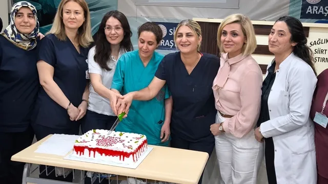 Siirt'te Hemşireler Günü'nde Duygusal Anlar: Pasta Kesildi, Teşekkür Belgeleri Verildi