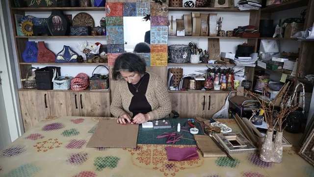 Sinop'ta emekli öğretmen Esra Atıcı, çöpe giden atıkları sanat eserine dönüştürüyor