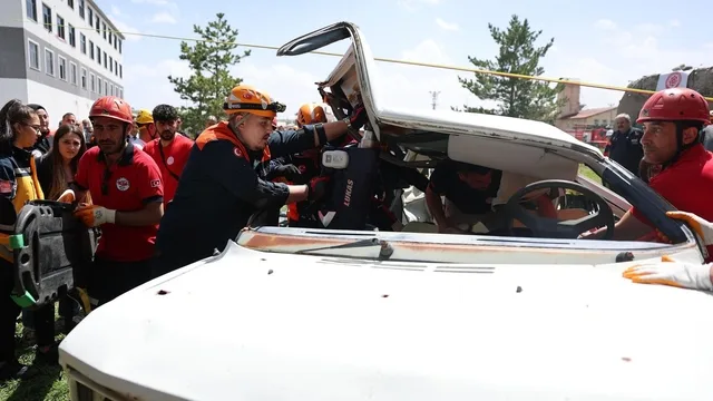 Sivas İmranlı'da 6.5'lik deprem senaryosu: Tatbikat gerçeğini aratmadı