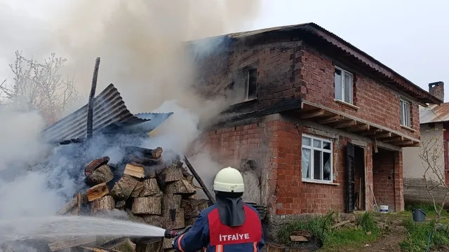Sivas Suşehri'nde kömürlük alevlere teslim oldu, hasar oluştu