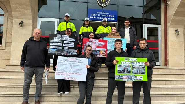 Trabzon Of'ta Lise Öğrencileri Trafik Uygulamasında Sürücülere Broşür Dağıttı