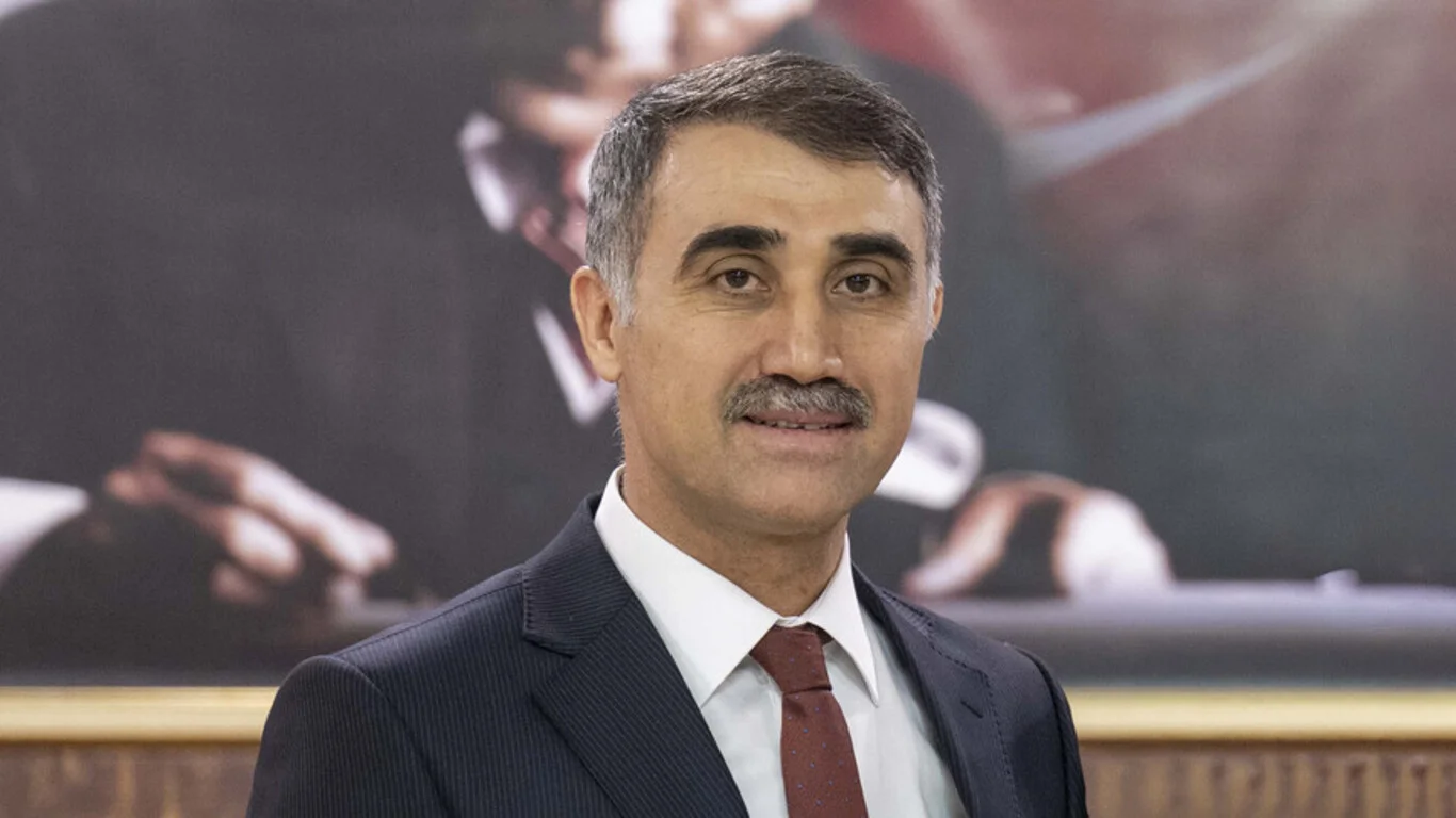 Serdar Mutta kimdir?