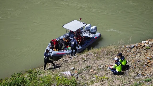 Artvin'de Dereye Düşen Kamyonette Kaybolan Baba ve Oğul İçin Arama