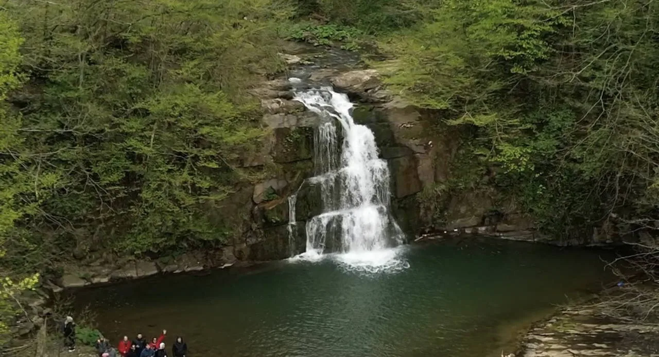 Bartın’da saklı bir hazine: Gölderesi Şelalesi ilkbahar rengiyle büyüledi!