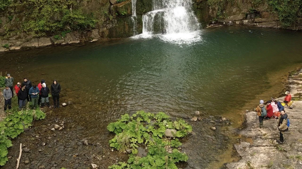 Bartın’da saklı bir hazine: Gölderesi Şelalesi ilkbahar rengiyle büyüledi!