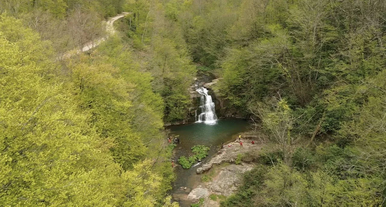 Bartın’da saklı bir hazine: Gölderesi Şelalesi ilkbahar rengiyle büyüledi!