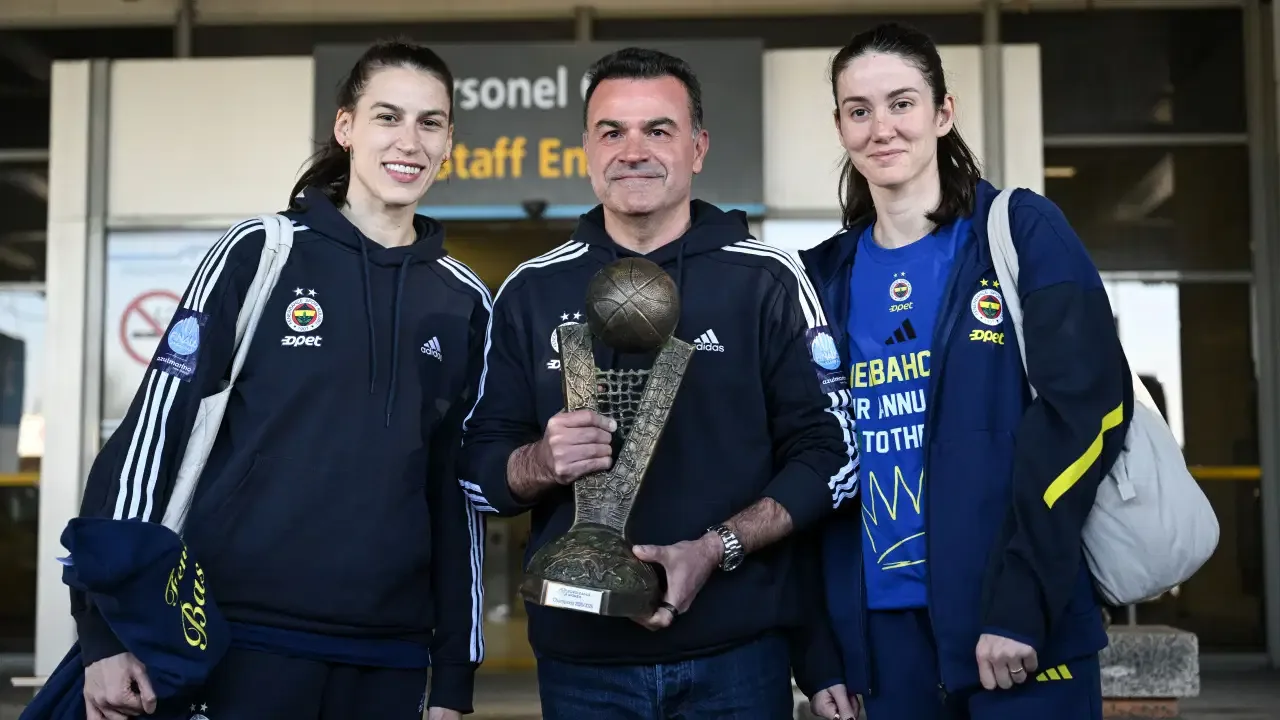 Fenerbahçe Opet EuroLeague Kupası ile Yurda Döndü