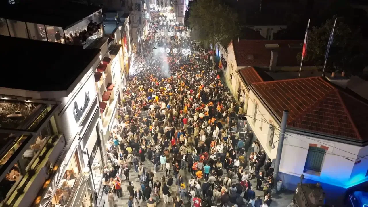 Galatasaray taraftarları şampiyonluk kutlaması