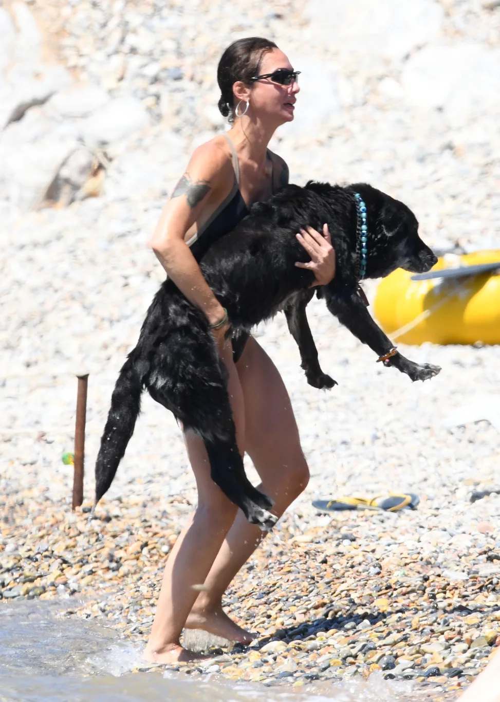 Birce Akalay Tatilde Köpekleriyle Deniz Keyfi yaptı!
