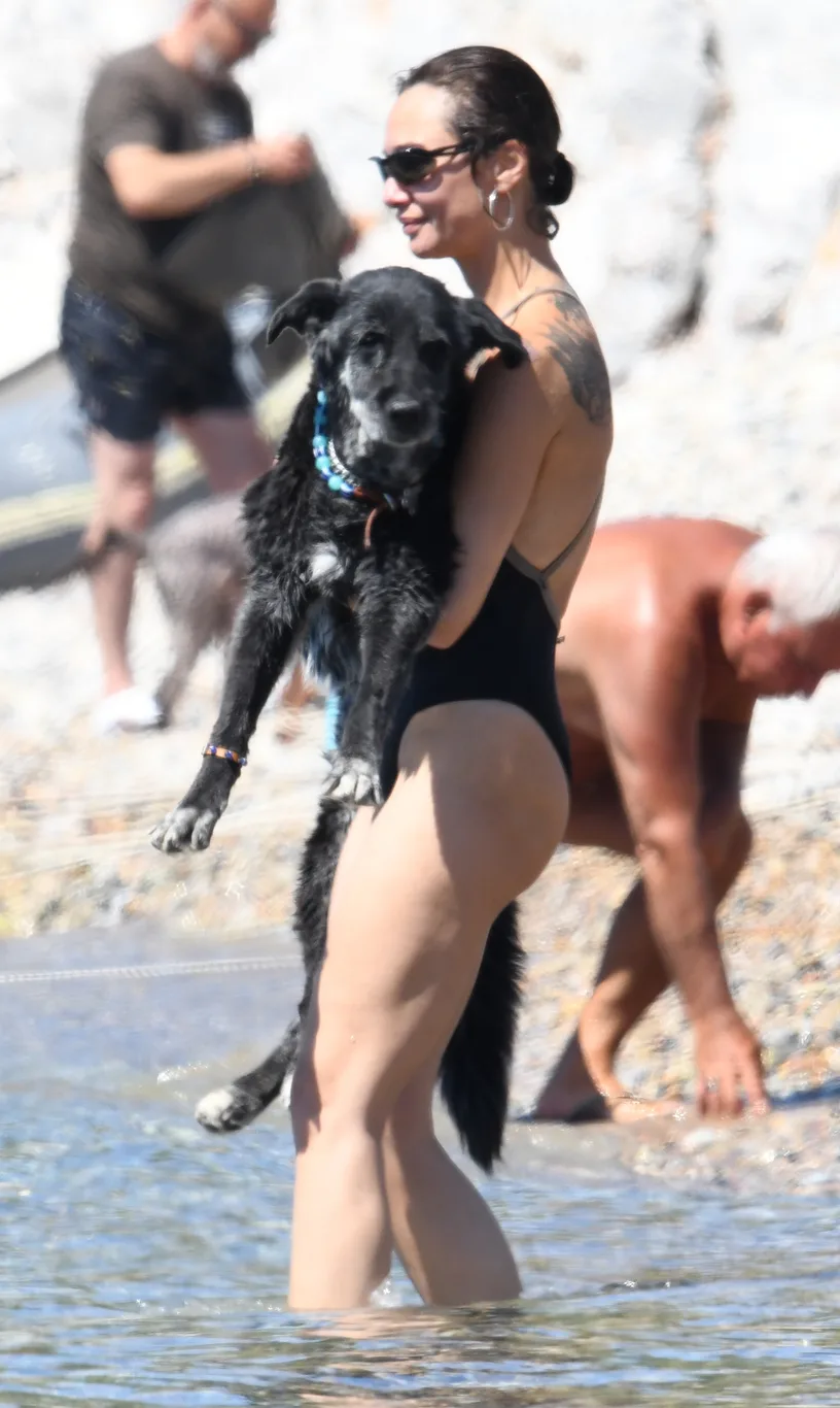 Birce Akalay Tatilde Köpekleriyle Deniz Keyfi yaptı!
