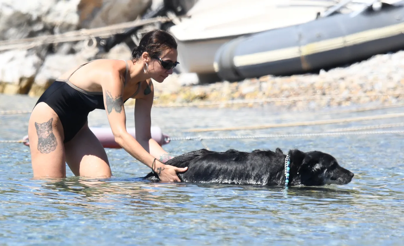 Birce Akalay Tatilde Köpekleriyle Deniz Keyfi yaptı!