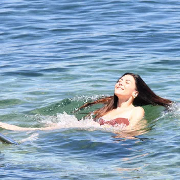 Dilara Aksüyek, Set Arasını Denizde…!
