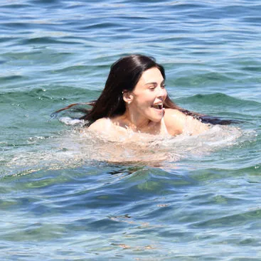 Dilara Aksüyek, Set Arasını Denizde…!