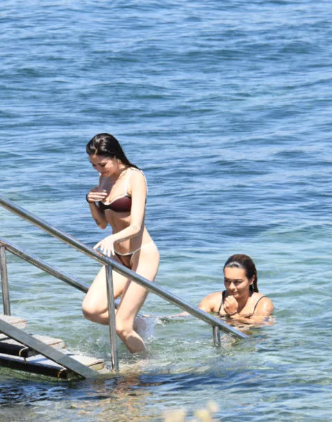 Dilara Aksüyek, Set Arasını Denizde…!