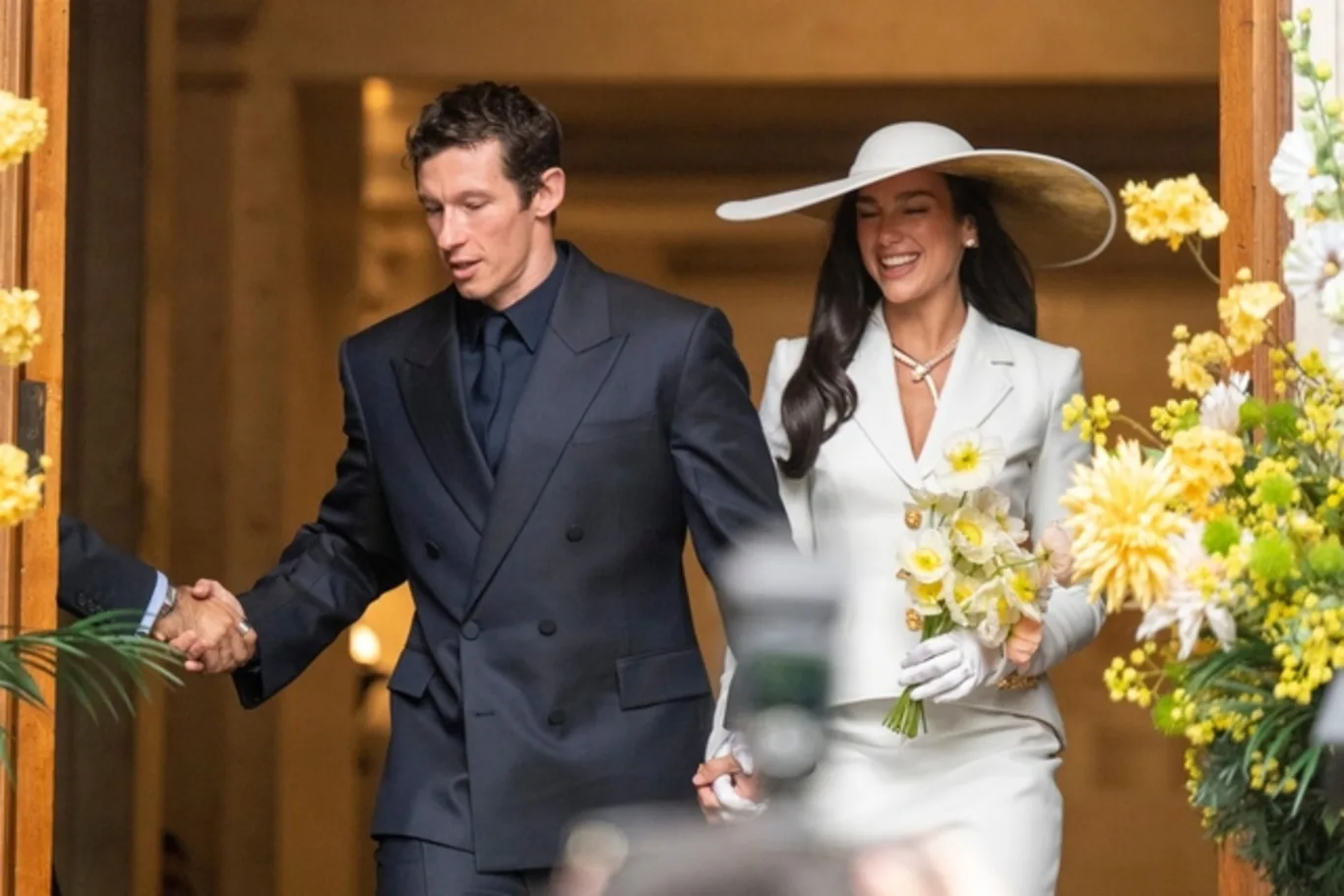 Dua Lipa ve Callum Turner Sicilya'da düğün yaptı!