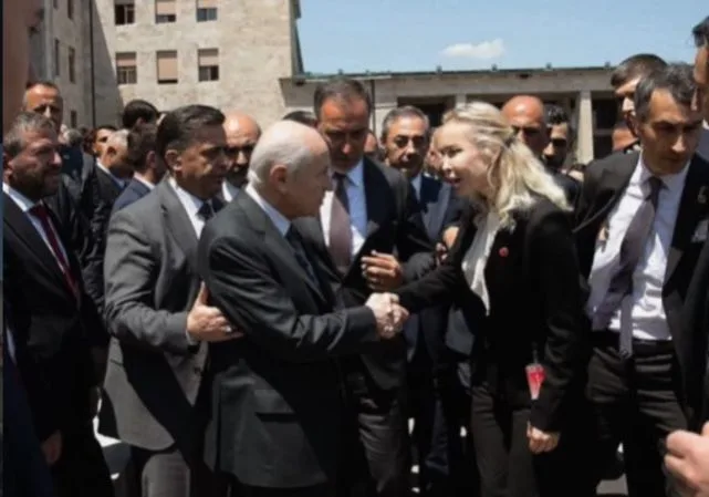 Ayşegül Yıldız Siyasete Girdi!