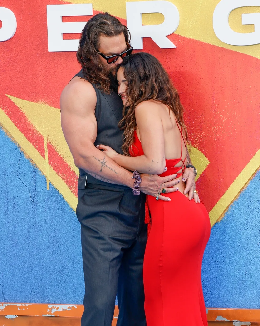 Jason Momoa ve Adria Arjona Kırmızı Halıda Aşk Dolu Anlar…!