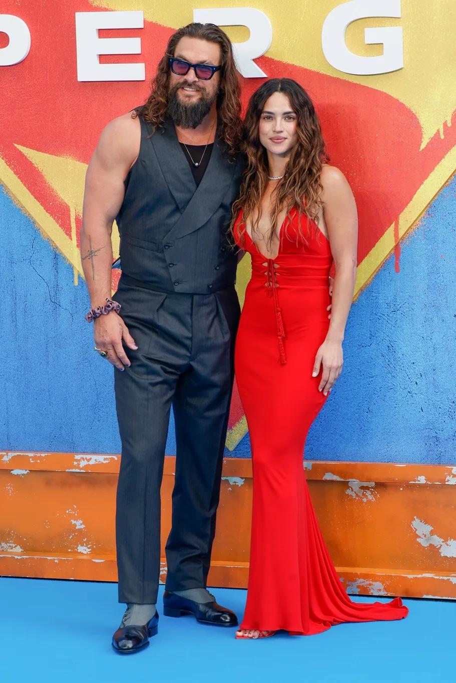 Jason Momoa ve Adria Arjona Kırmızı Halıda Aşk Dolu Anlar…!