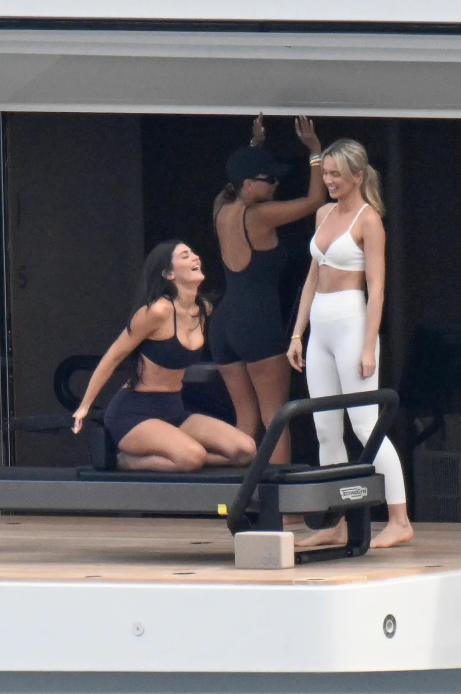 Kylie Jenner Lüks Yatında Pilates yaptı!