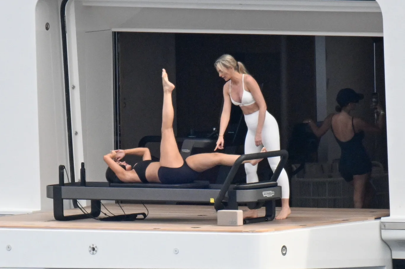 Kylie Jenner Lüks Yatında Pilates yaptı!