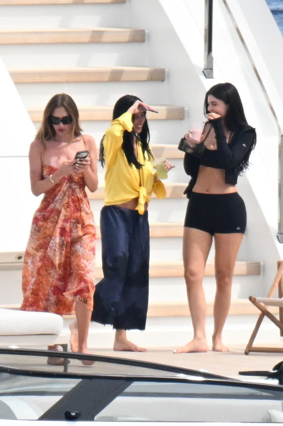 Kylie Jenner Lüks Yatında Pilates yaptı!