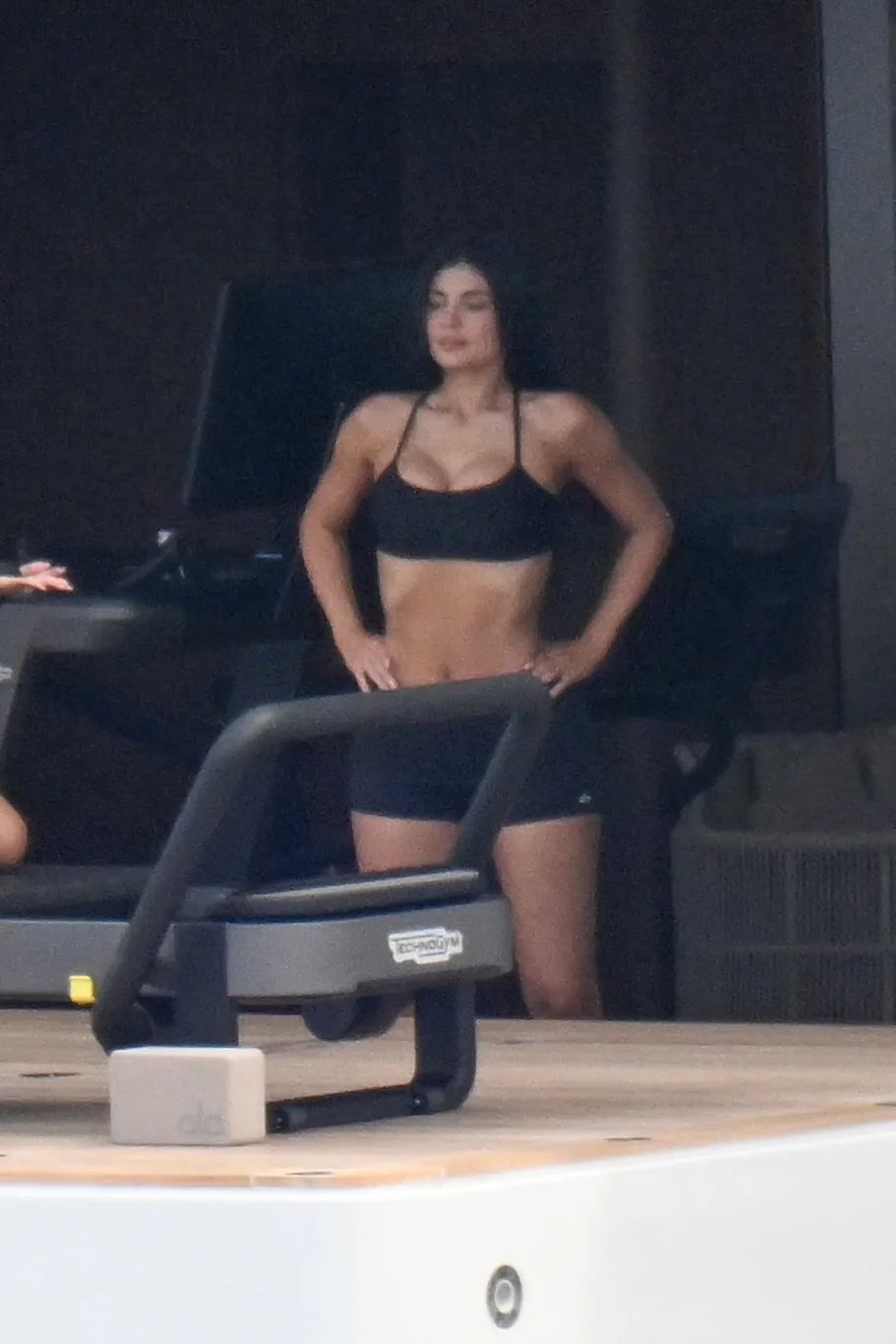 Kylie Jenner Lüks Yatında Pilates yaptı!